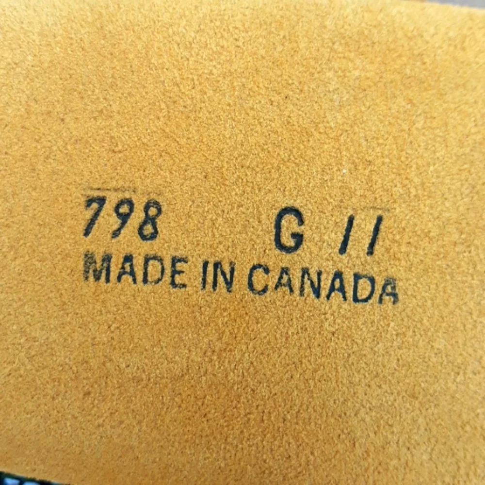 NWOT LAURENTIAN CHIEF MOCCASINS